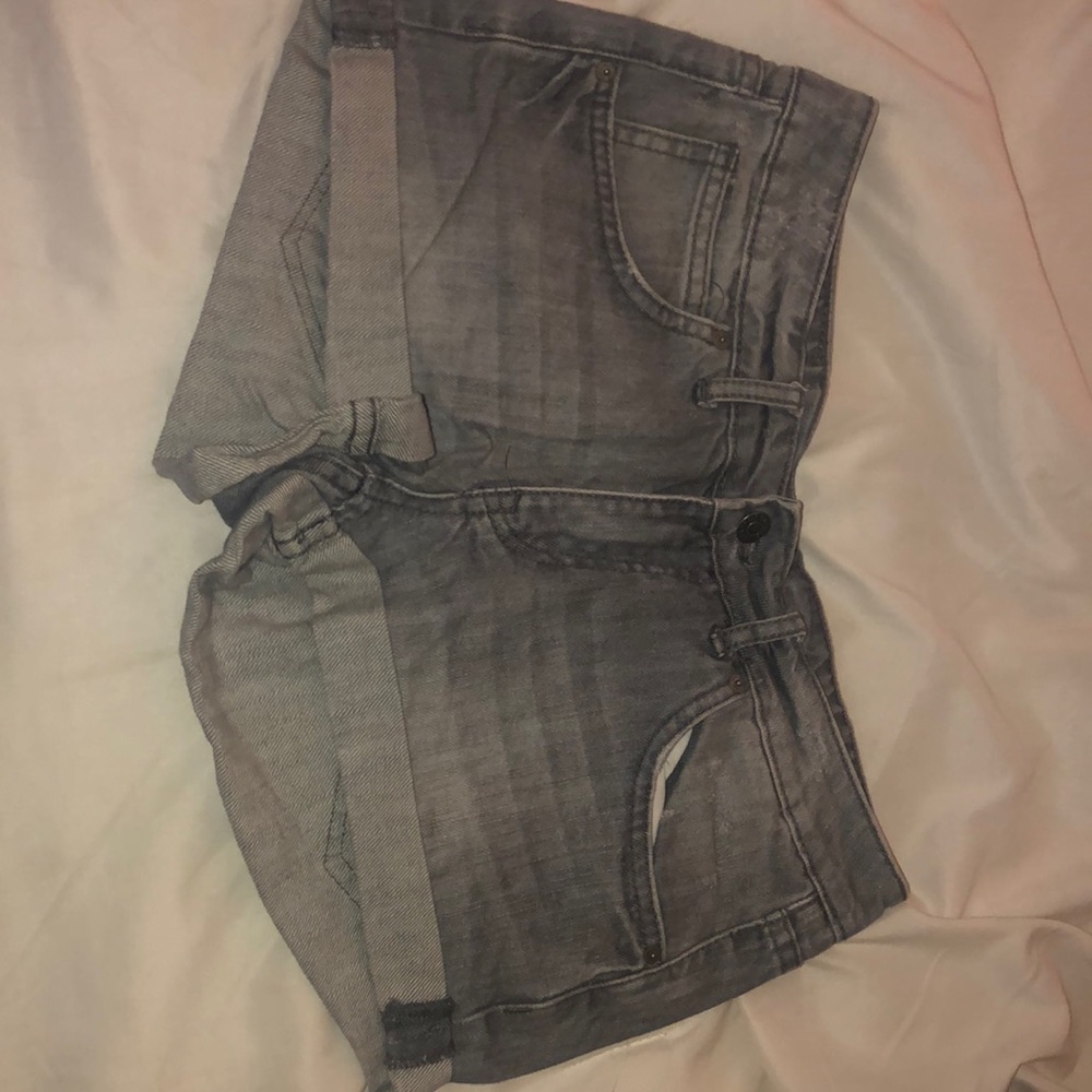 Low rise gray shorts